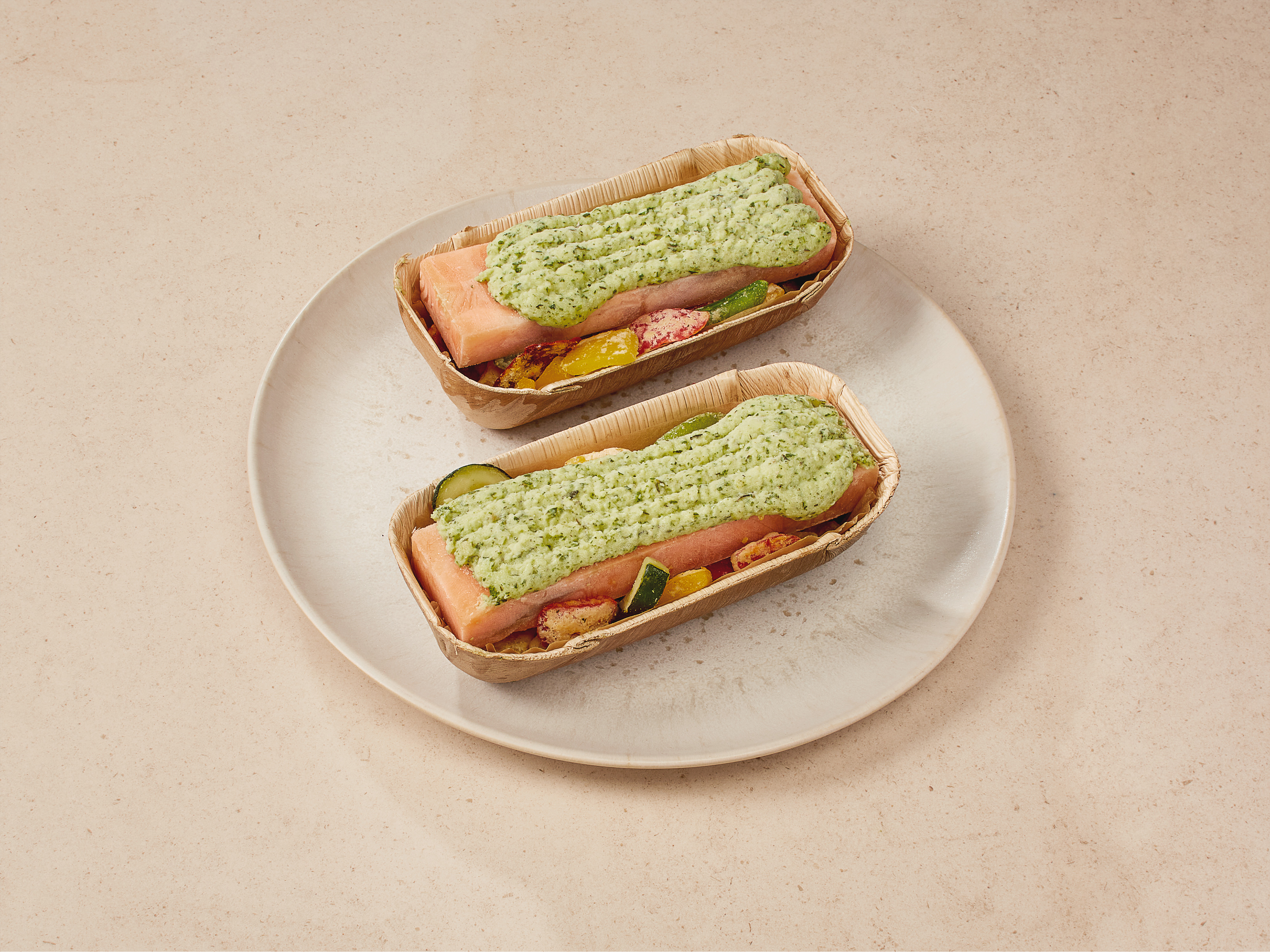 Lachsfilet-Portionen mit Kräuterkruste und Ofengemüse