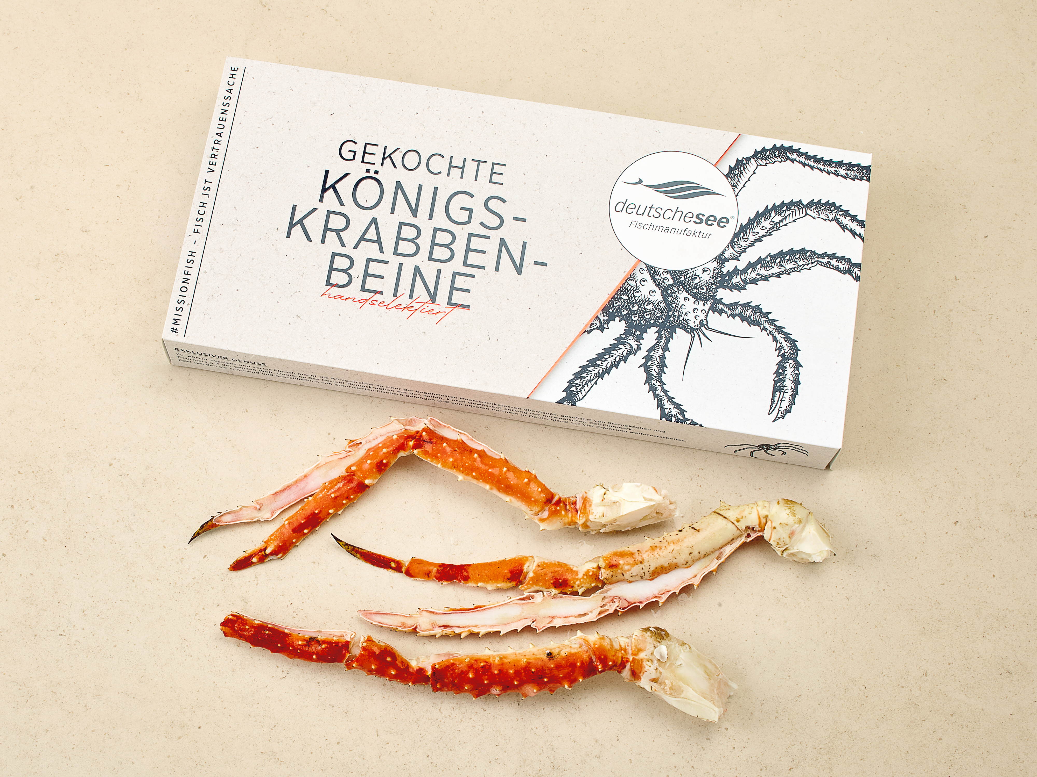 Gekochte Königskrabbenbeine und -scheren · halbiert