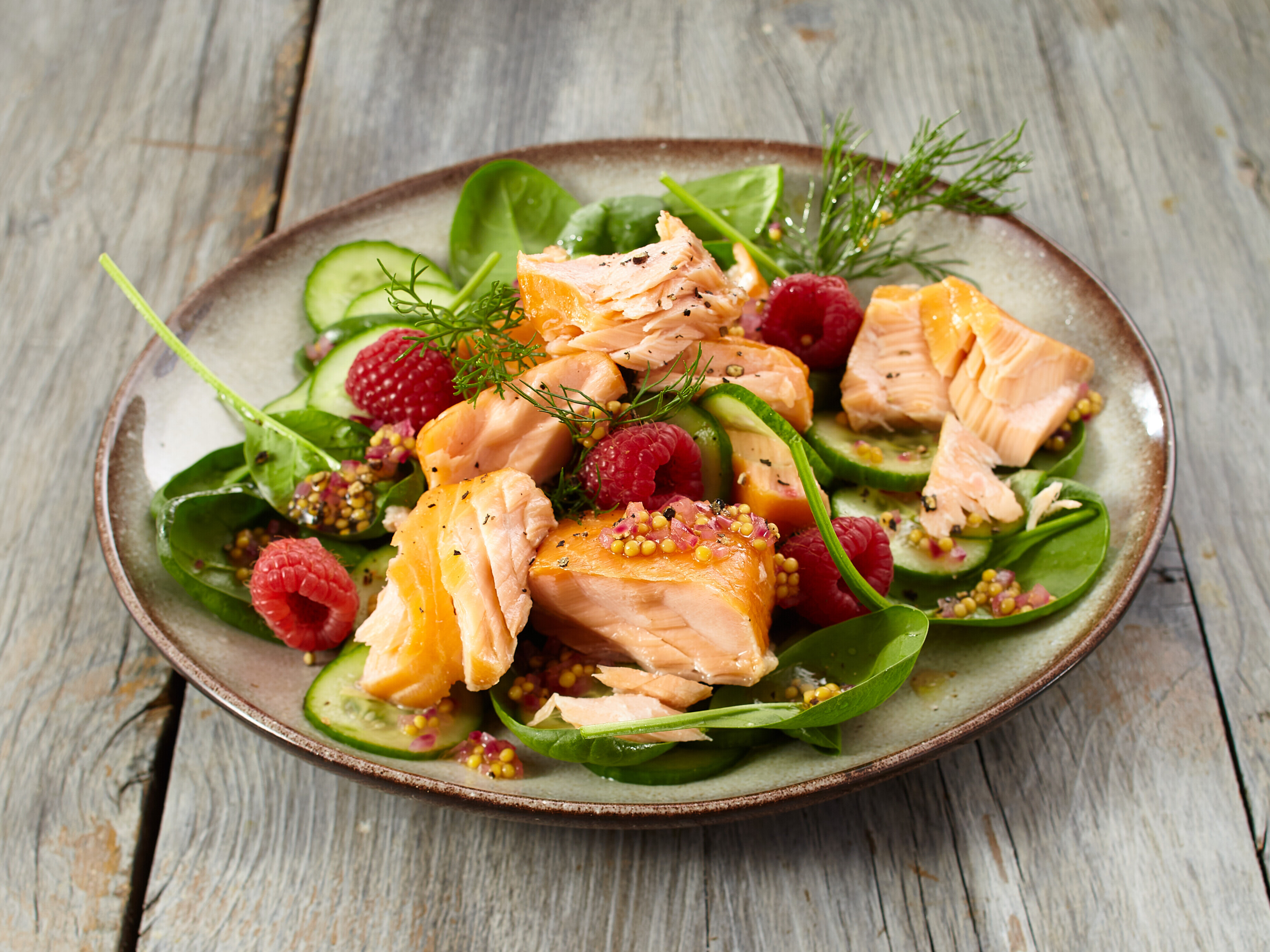 Lachsstremel auf Gurken-Spinatsalat mit Himbeeren und Dill