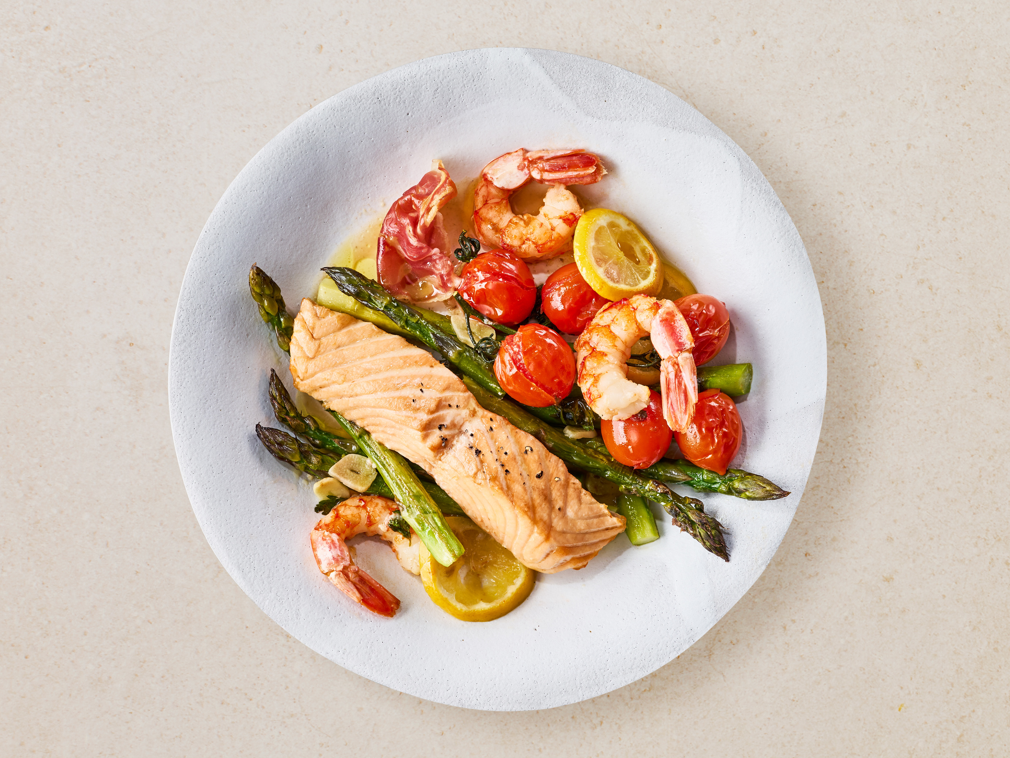 Rezept: Lachs aus dem Ofen mit Spargel und Garnelen Rezept: Lachs aus dem Ofen mit Spargel und Garnelen