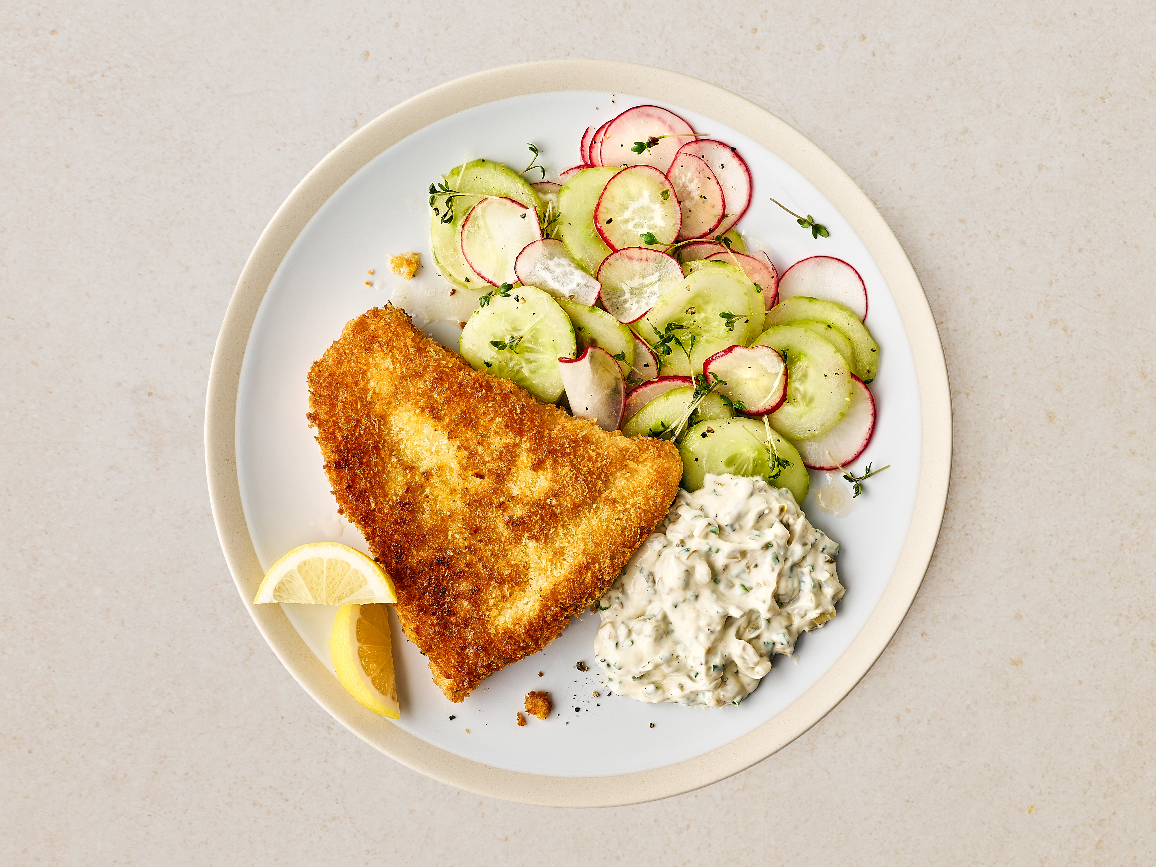 Backfisch mit Gurken-Radieschensalat und Remouladensauce