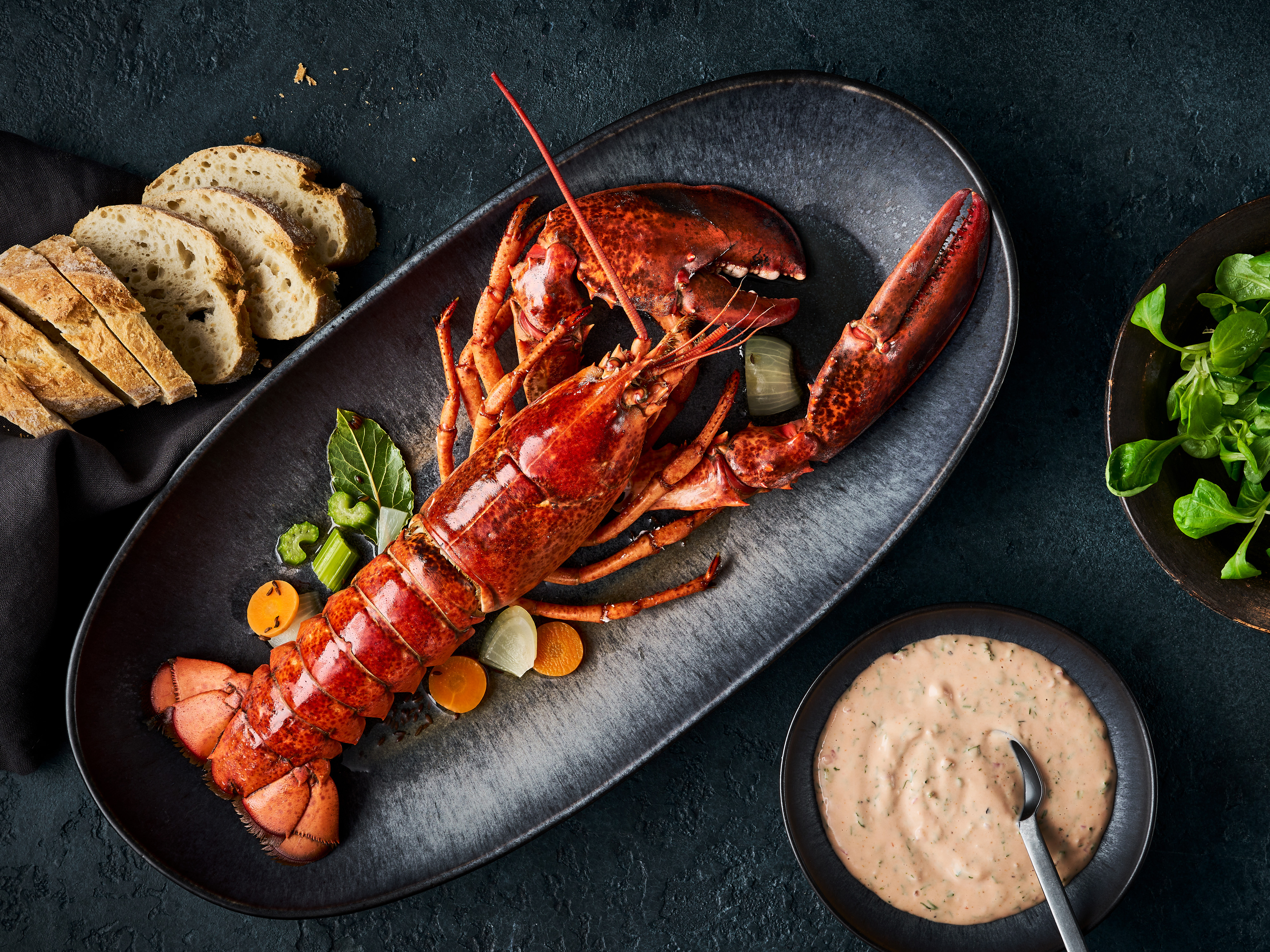 Rezept: Ganzer Hummer mit Cocktailsauce und Baguette Rezept: Ganzer Hummer mit Cocktailsauce und Baguette