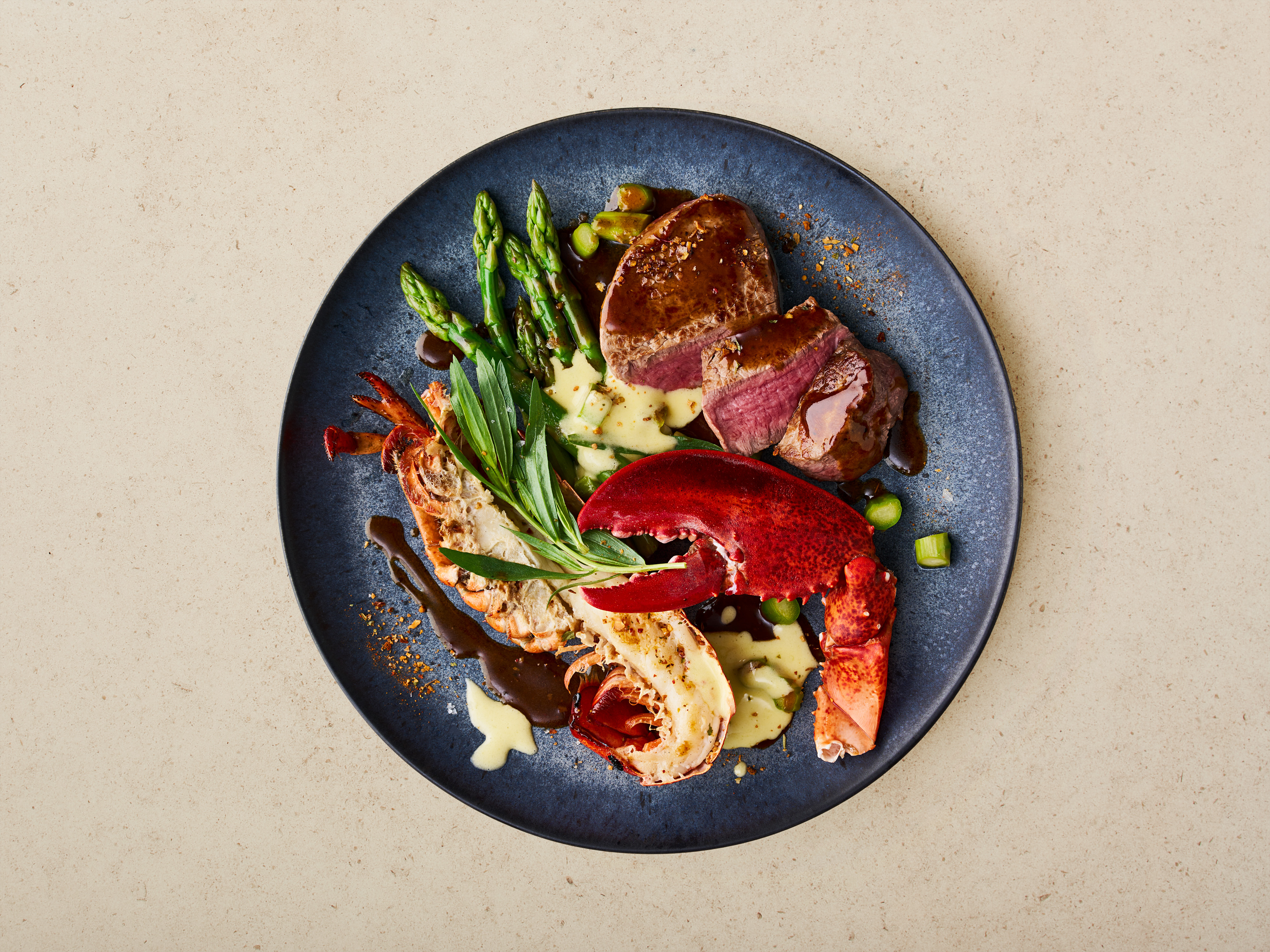 Surf and Turf mit Spargel und Sauce Hollandaise