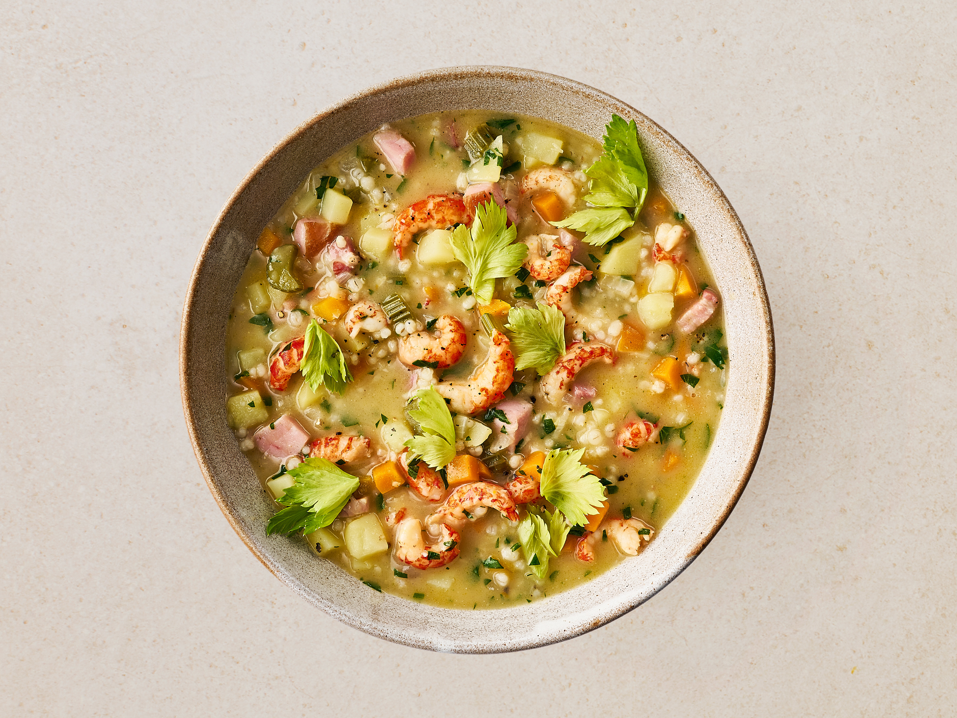 Südtiroler Graupen-Specksuppe mit Flusskrebsschwänzen