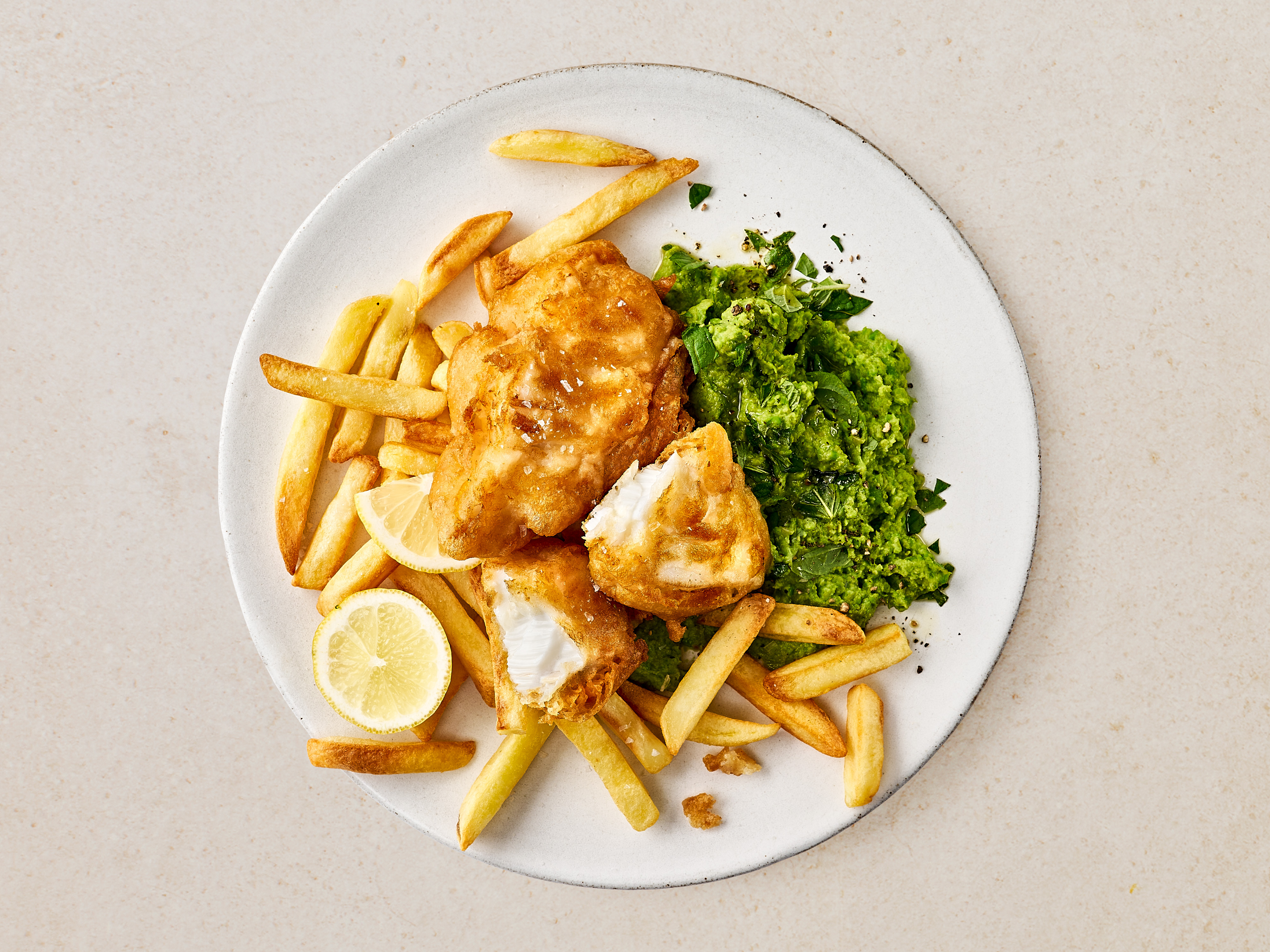 Fish and Chips mit Erbsen-Minz-Mash