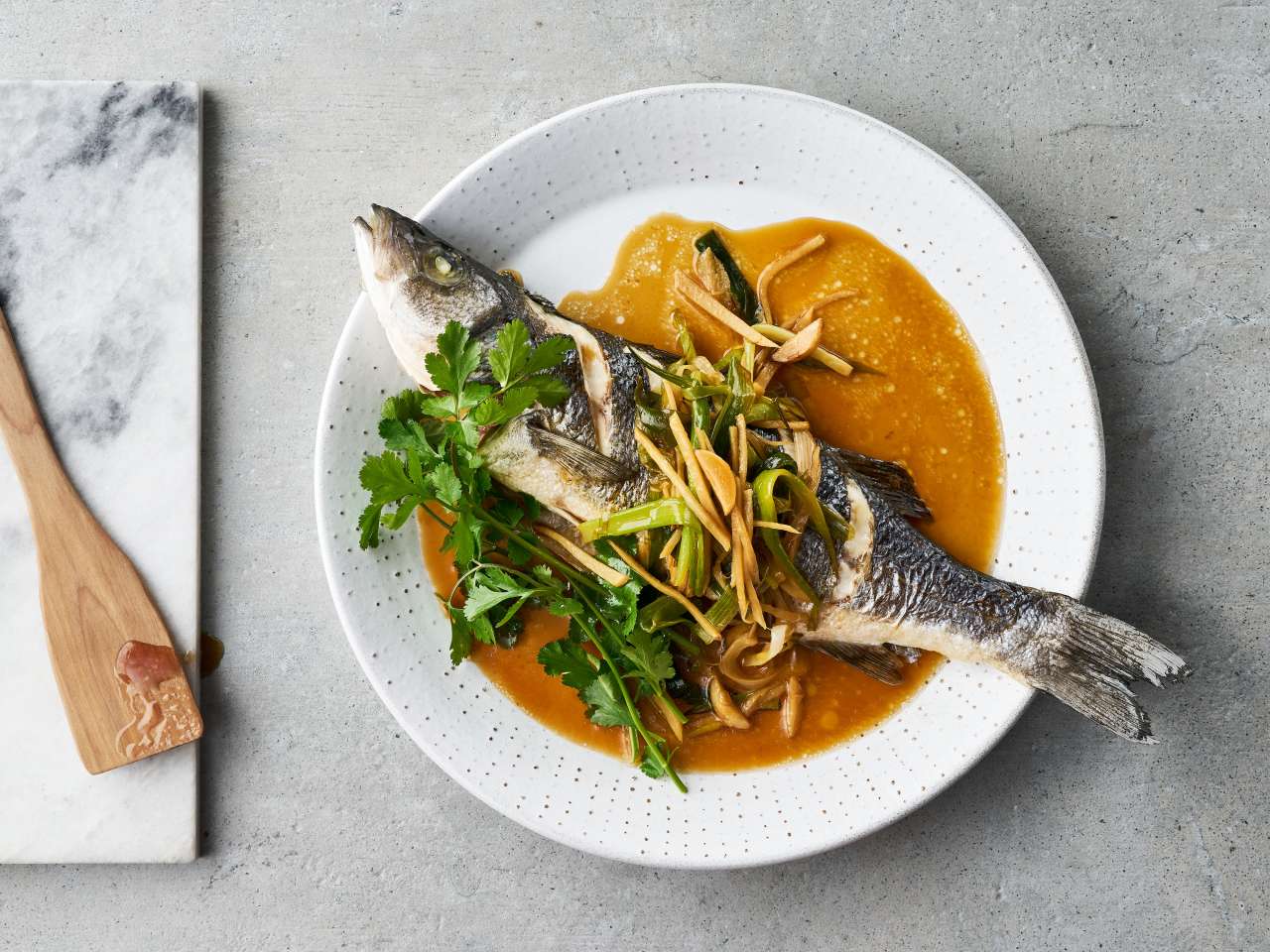Wolfsbarsch aus dem Ofen mit kantonesischer Sauce Wolfsbarsch aus dem Ofen mit kantonesischer Sauce