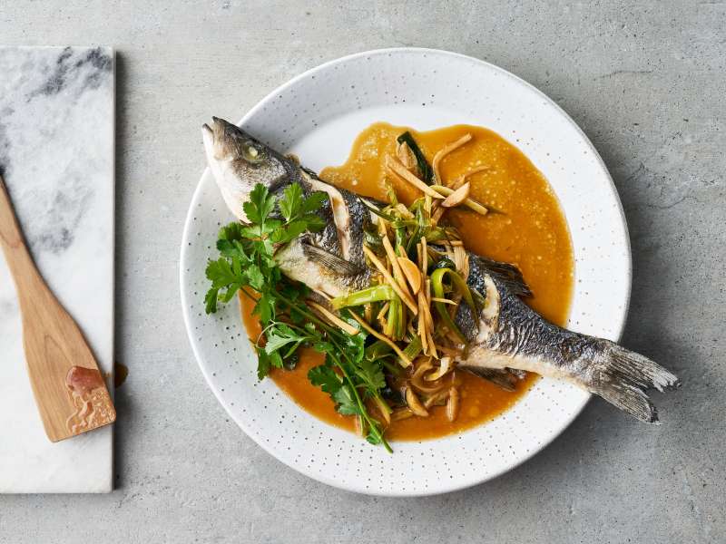 Wolfsbarsch aus dem Ofen mit kantonesischer Sauce