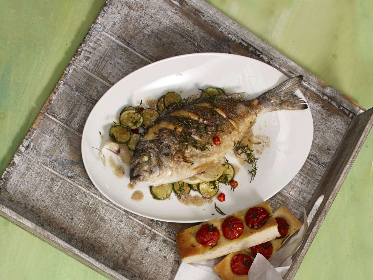 Rezept: Dorade aus dem Ofen mit Tomaten-Foccacia Rezept: Dorade aus dem Ofen mit Tomaten-Foccacia