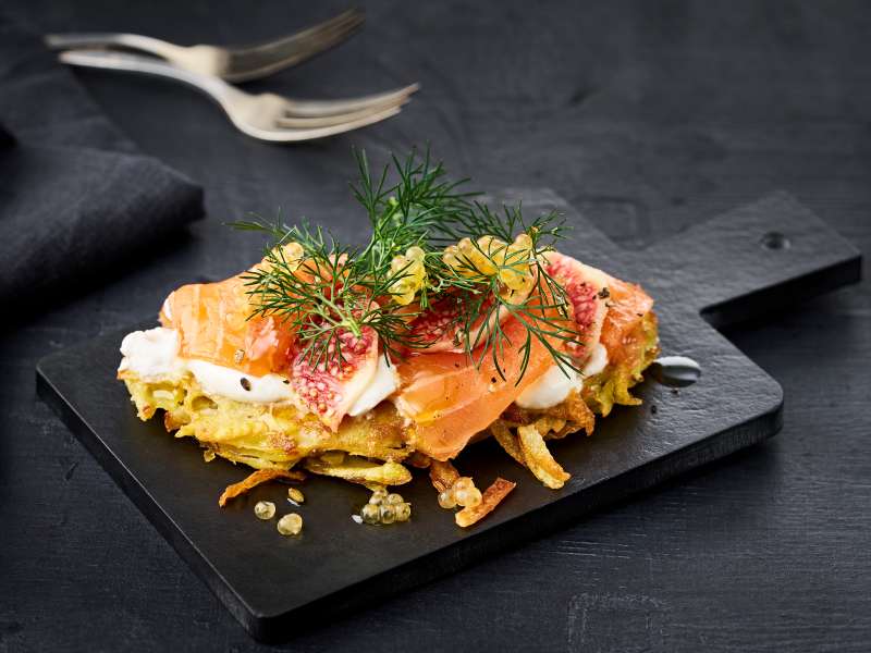 Rezept: Räucherlachs an Butter-Briochewürfeln Rezept: Räucherlachs an Butter-Briochewürfeln