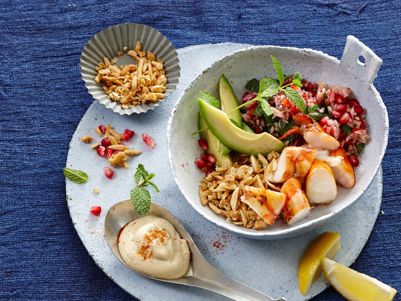 Rezept: Bowl mit Garnelen, Avocado & Hummus