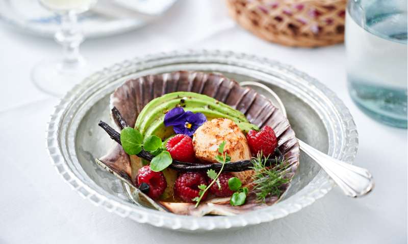 Jakobsmuscheln mit Avocado, Himbeeren und Vanille