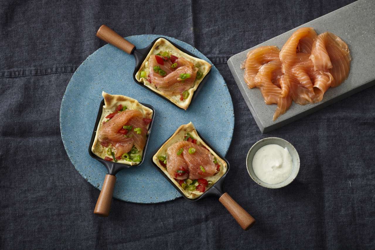 Flammkuchen mit Räucherlachs aus dem Raclette