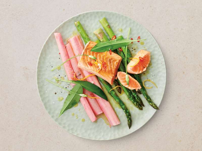 Lachs mit Rhabarber & Spargel Lachs mit Rhabarber & Spargel