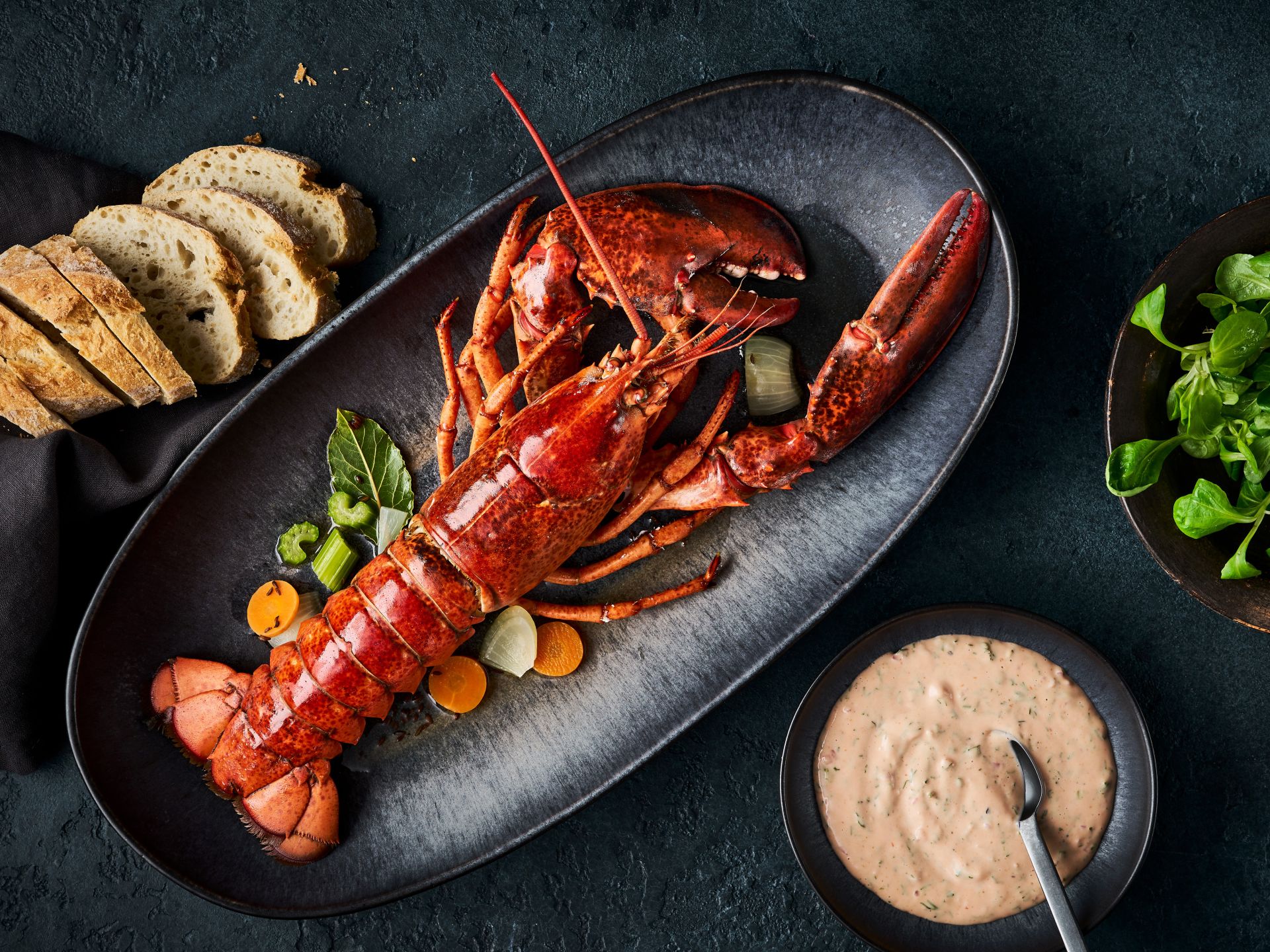 Ganzer Hummer mit Cocktailsauce und Baguette