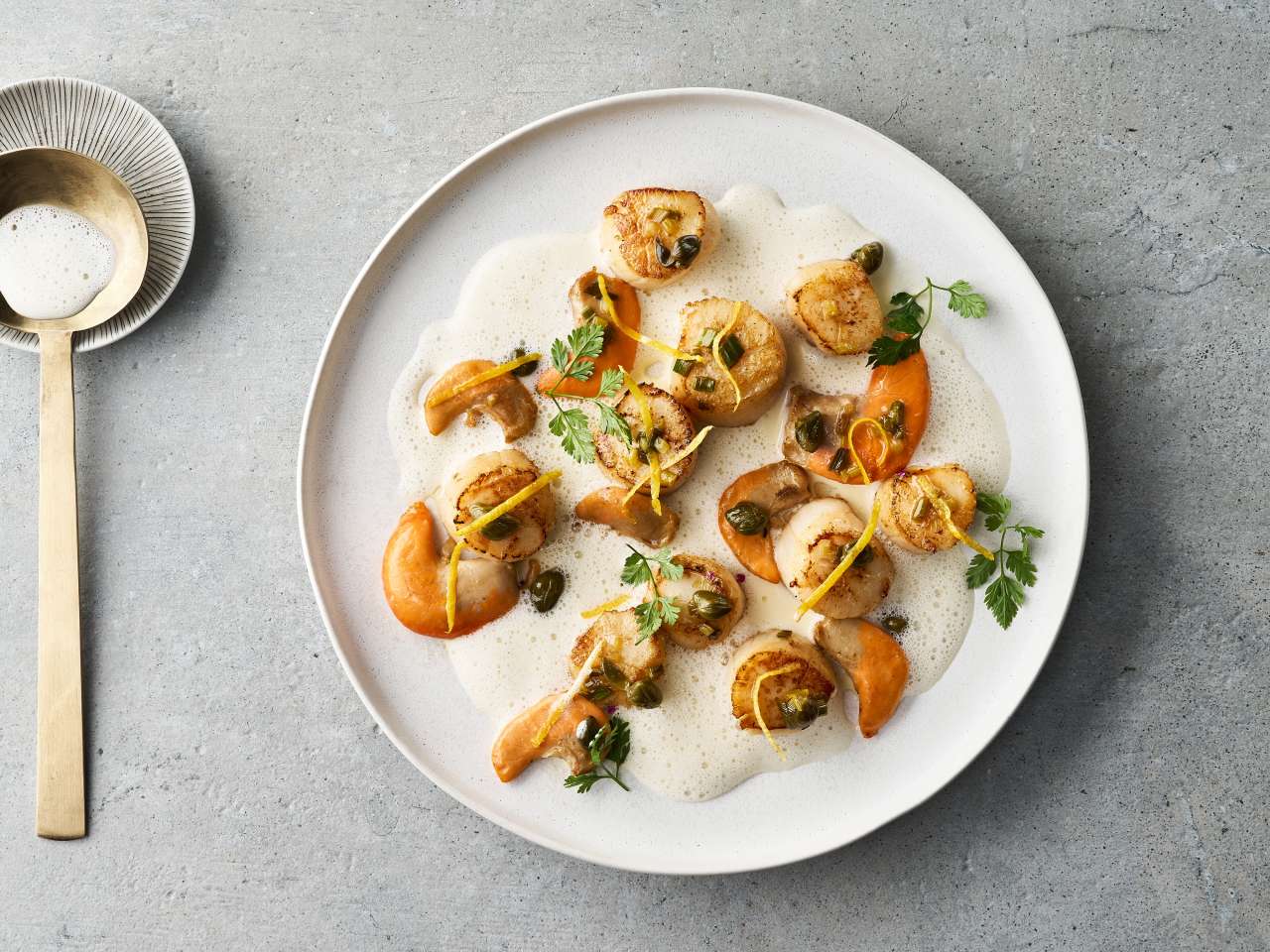 Jakobsmuscheln mit Zitrus-Kapern und Beurre blanc