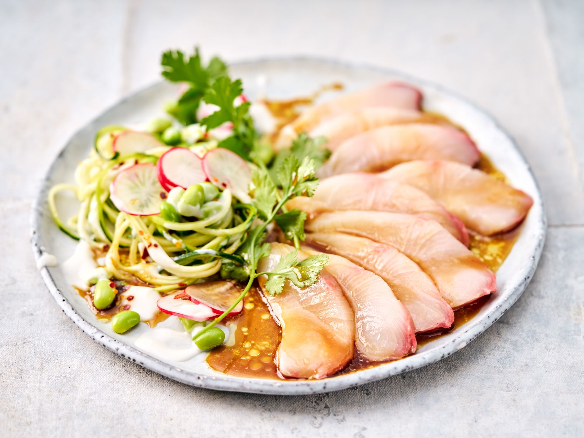 Gelbschwanzmakrele-Sashimi mit Zucchinisalat
