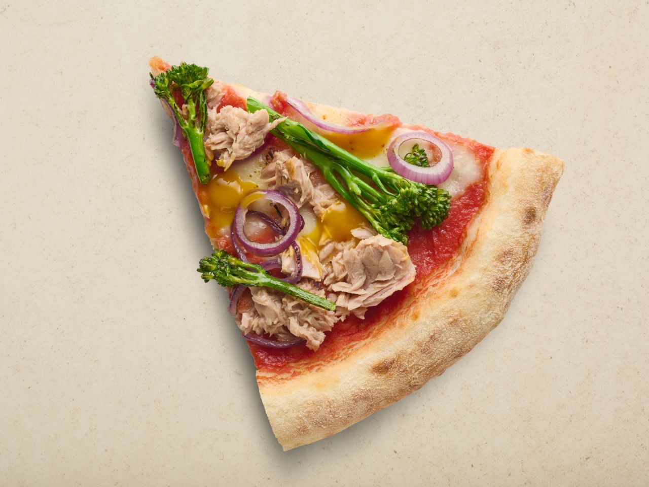Freda Steinofen Pizza »Spicy Tuna« mit Thunfisch, wildem Brokkoli & Mango-Dip