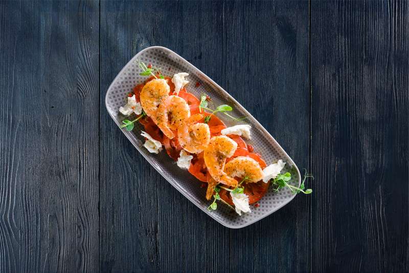 Tomaten-Carpaccio mit gebratenen Garnelen