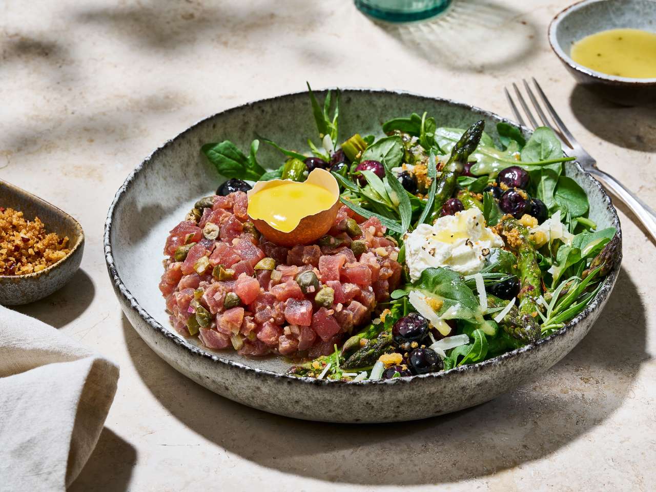 Rezept: Thunfischtatar mit gebratenem Spargelsalat Rezept: Thunfischtatar mit gebratenem Spargelsalat