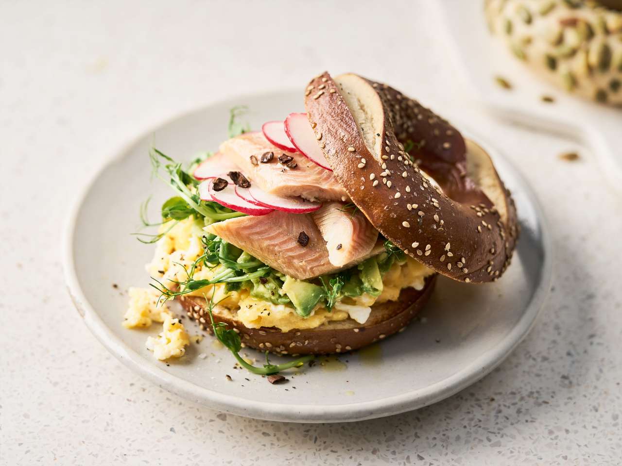 Rezept: Bagel mit Aal, Rührei und Avocado Rezept: Bagel mit Aal, Rührei und Avocado