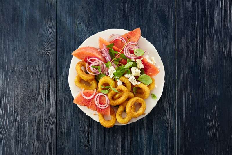 Calamares auf Melonen-Fetasalat 