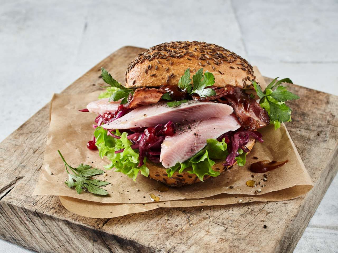 Smoky Matjesbrötchen mit Bacon und Barbecue Chutney
