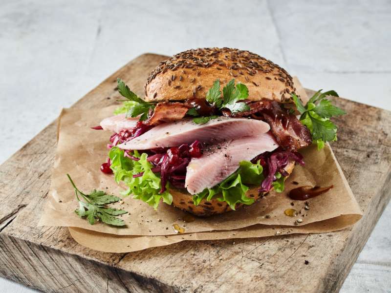 Smoky Matjesbrötchen mit Bacon und Barbecue Chutney