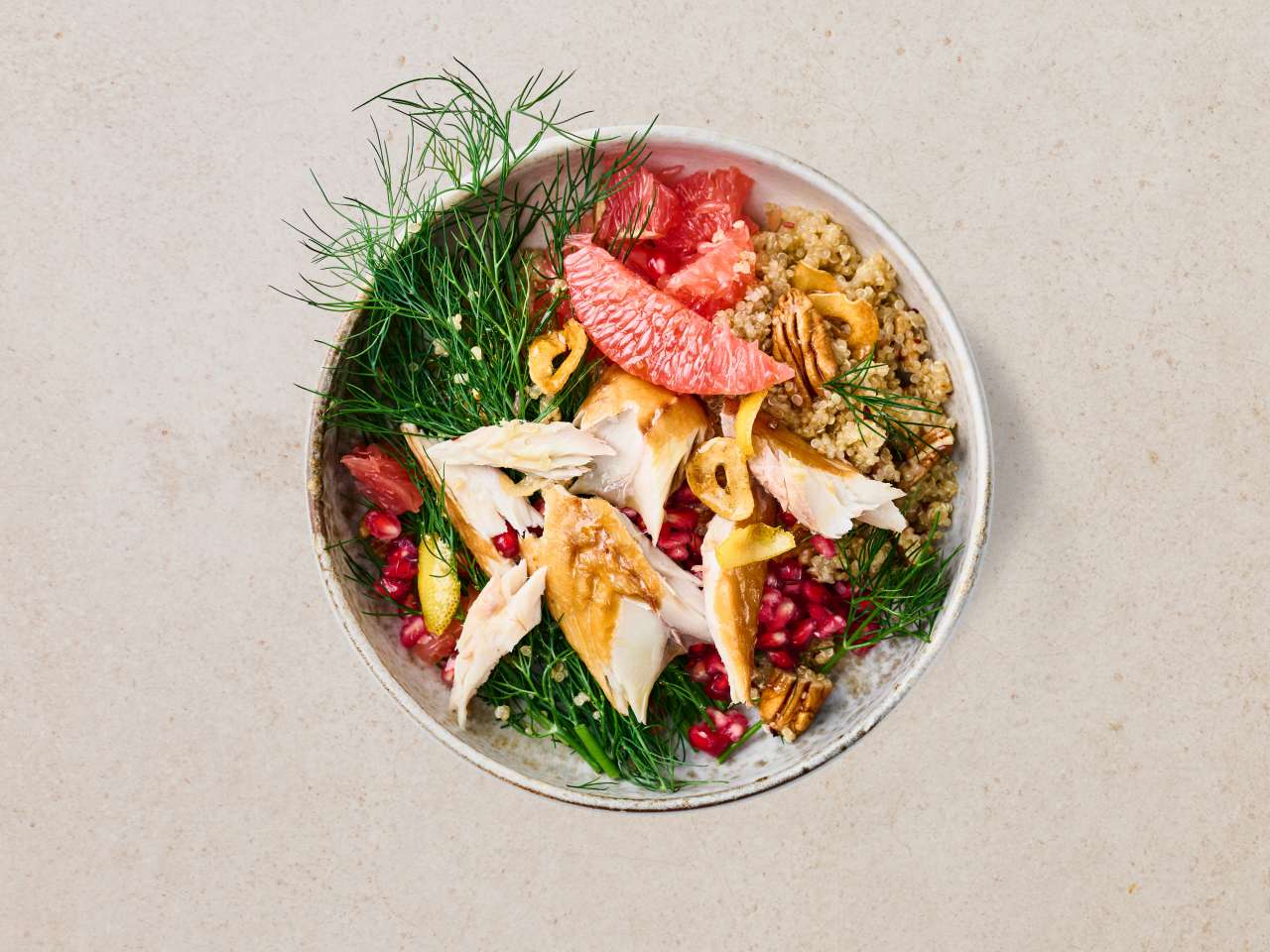 Rezept: Geräuchertes Makrelenfilet auf winterlichem Quinoa-Salat