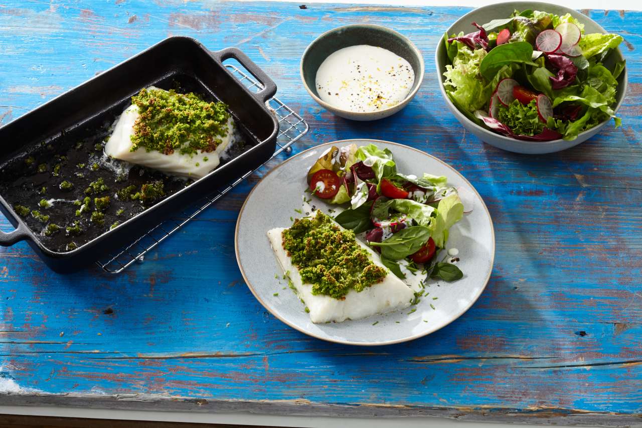 Rezept: Kabeljau mit Kräuterkruste & Salat