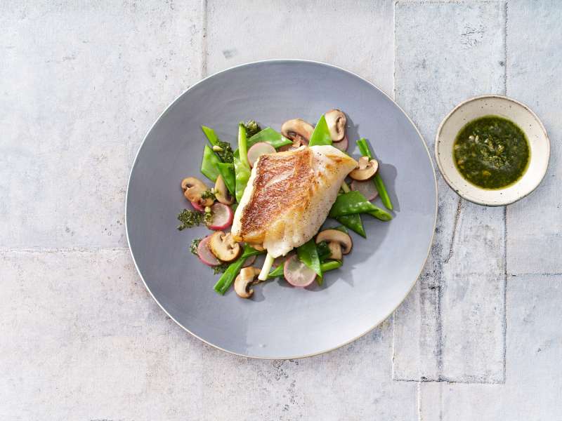 Rotbarsch mit Frühlingsgemüse und Bärlauchpesto