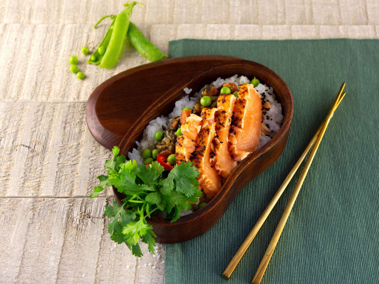 Lachs-Tataki auf Algensalat