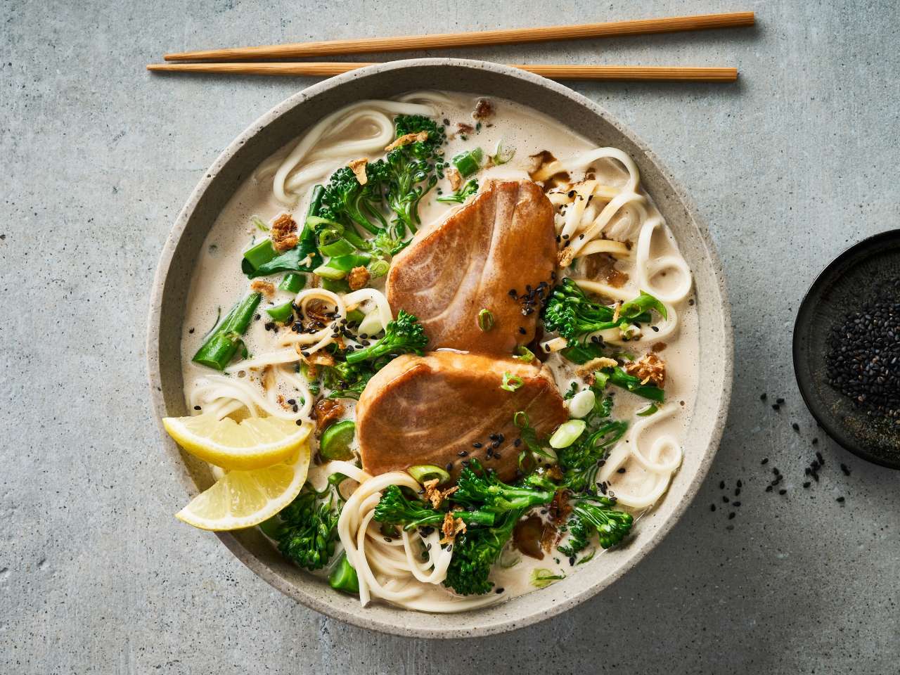 Tahini-Ramen mit Thunfisch