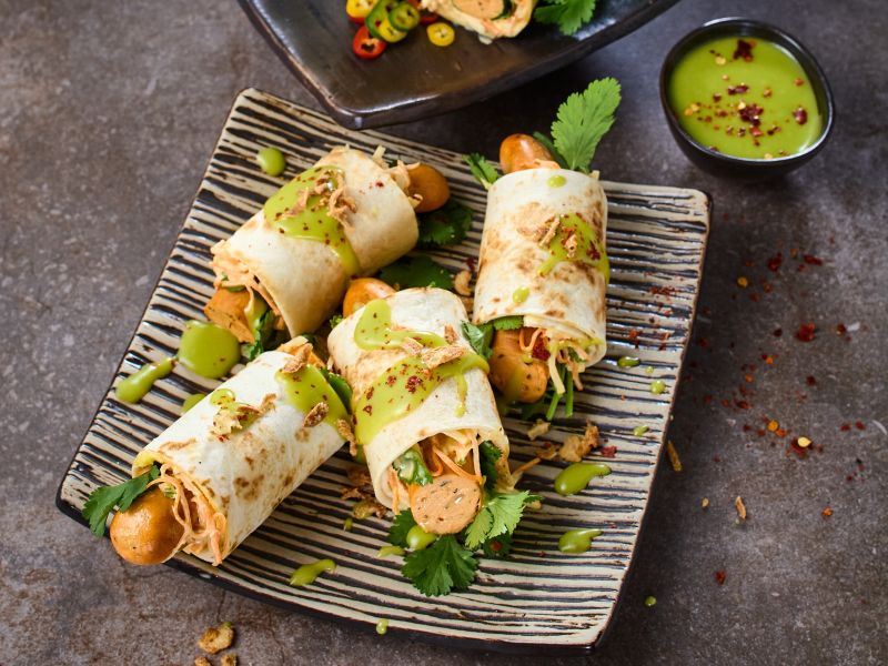Lachsbratwurst im Tortillamantel mit Wasabi-Dip