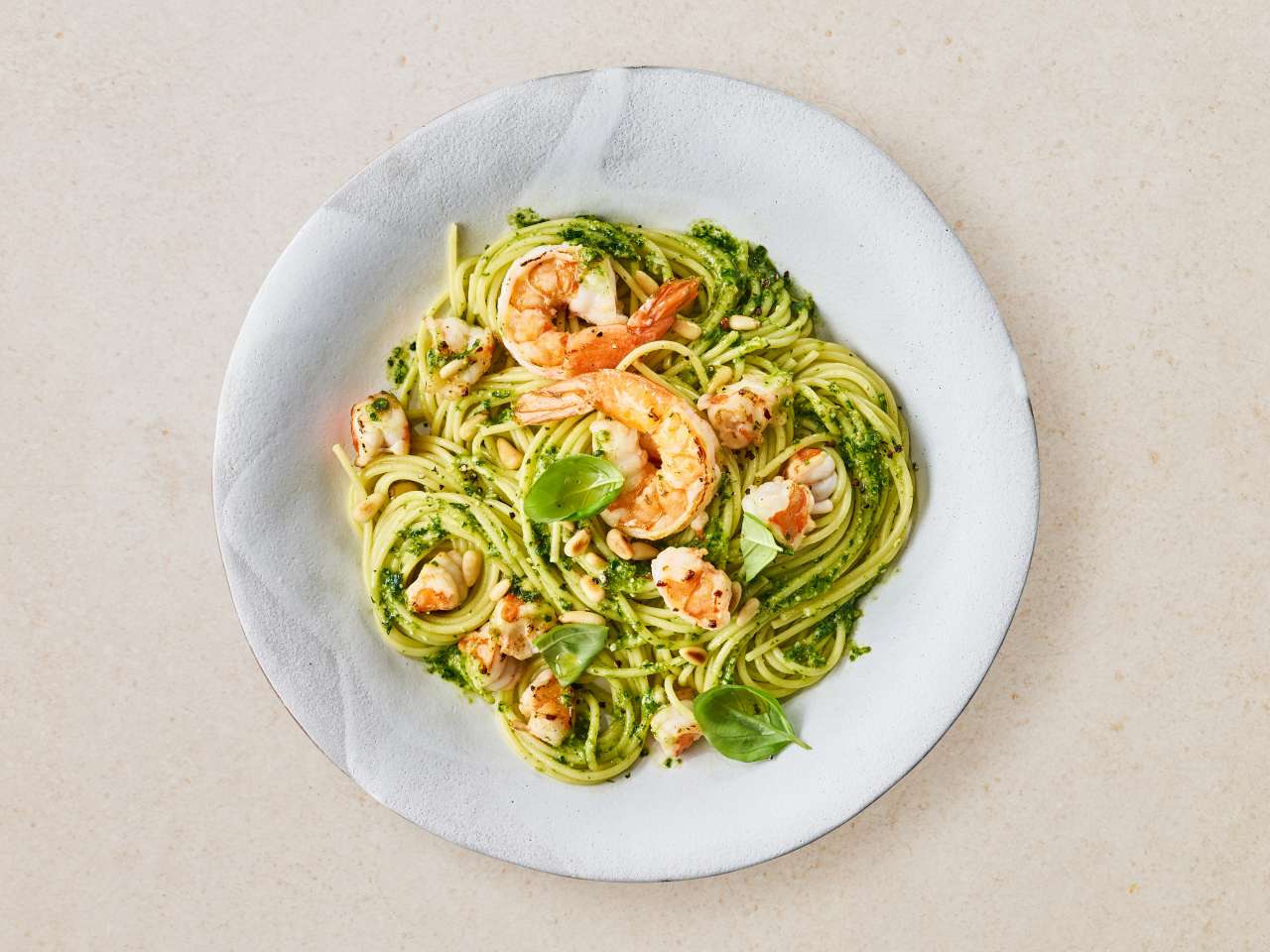 Pasta mit Garnelen und selbstgemachtem Pesto