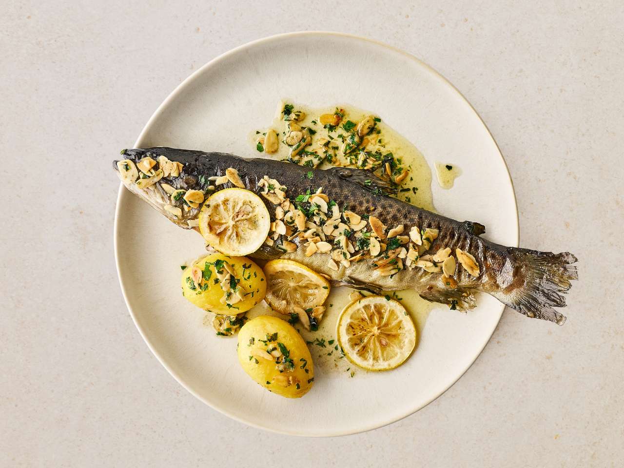 Bachforelle aus dem Ofen mit Mandel-Petersilien-Butter Bachforelle aus dem Ofen mit Mandel-Petersilien-Butter
