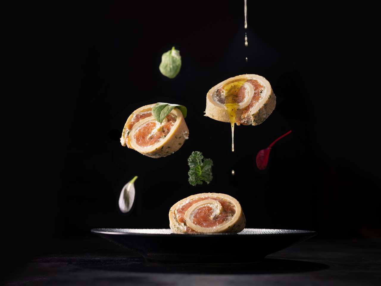 Räucherlachsrolle mit Wildkräutern