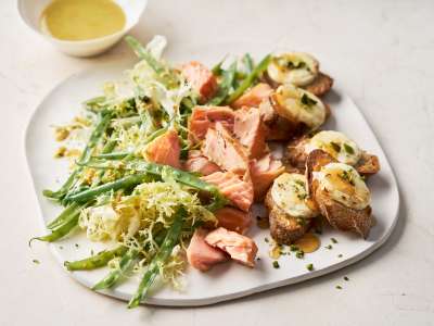 Stremellachs mit Ziegenkäse-Crostini und Bohnensalat