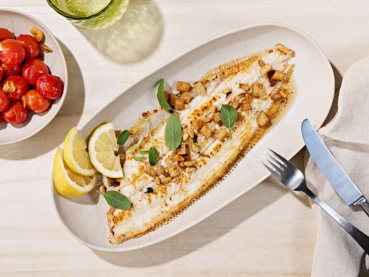 Rezept: Seezunge mit Pinienkernen und Salbei Rezept: Seezunge mit Pinienkernen und Salbei