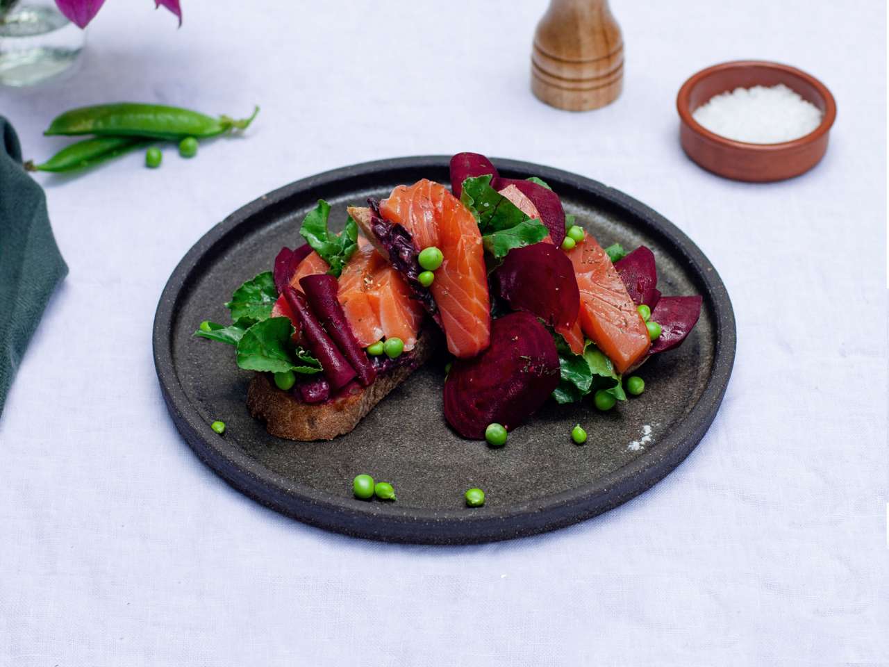 Rezept: Mittsommer-Stulle mit Räucherlachs Rezept: Mittsommer-Stulle mit Räucherlachs