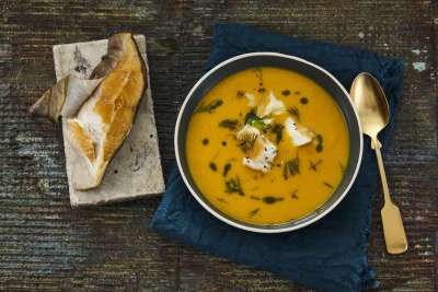 Kürbiscremesuppe mit geräuchertem Heilbutt