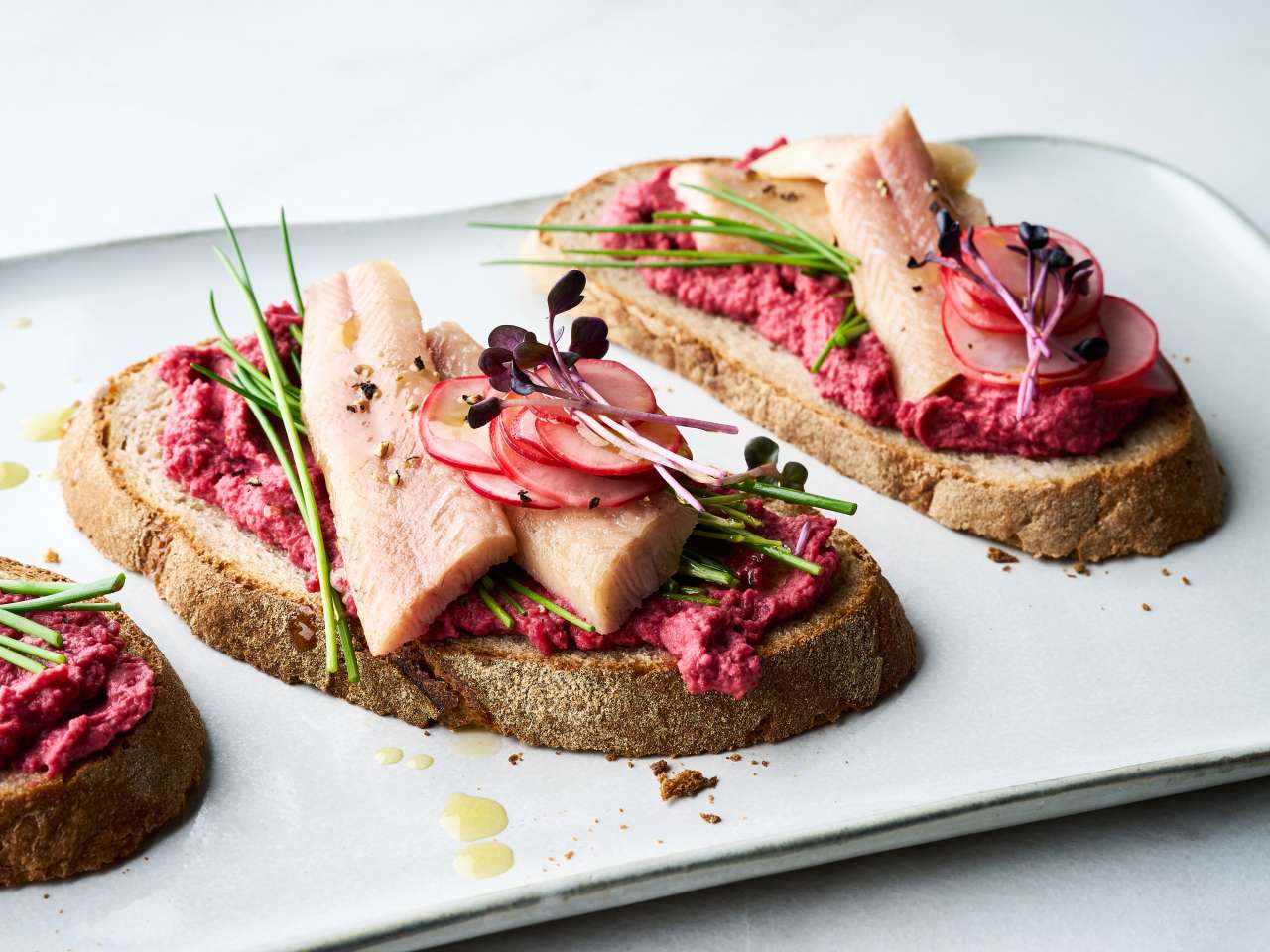 Räucheraal-Schnitte mit Rote-Bete-Hummus