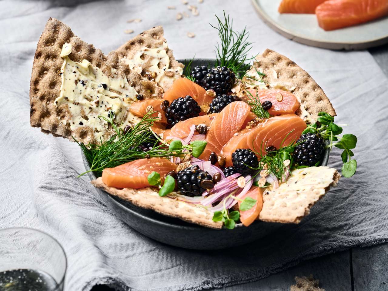 Rezept: Knäckebrot mit IKARIMI-Lachs und Wacholderbutter