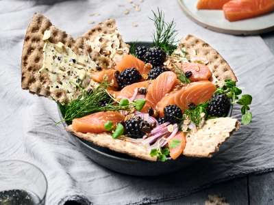 Knäckebrot mit IKARIMI-Lachs und Wacholderbutter