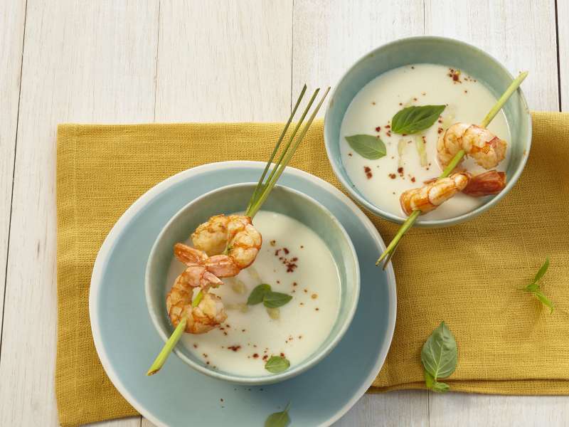 Spargelsuppe mit Garnelenspieß