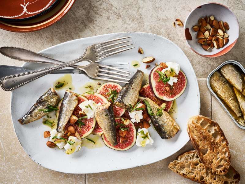Geräucherte Sardinen mit Feigen und Ziegenkäse