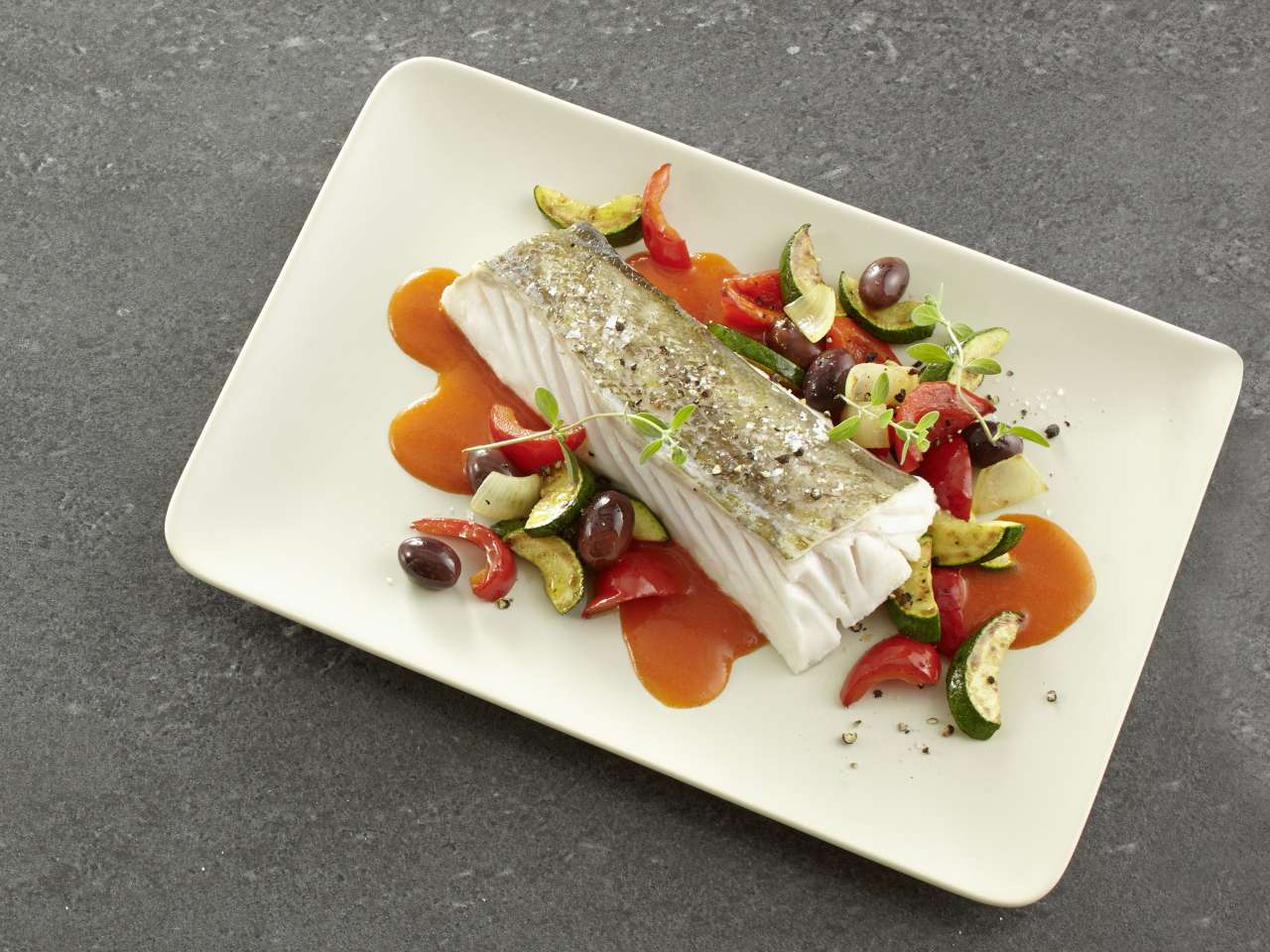 Rezept: Gedämpfte Dorschloins in Paprikasauce Rezept: Gedämpfte Dorschloins in Paprikasauce