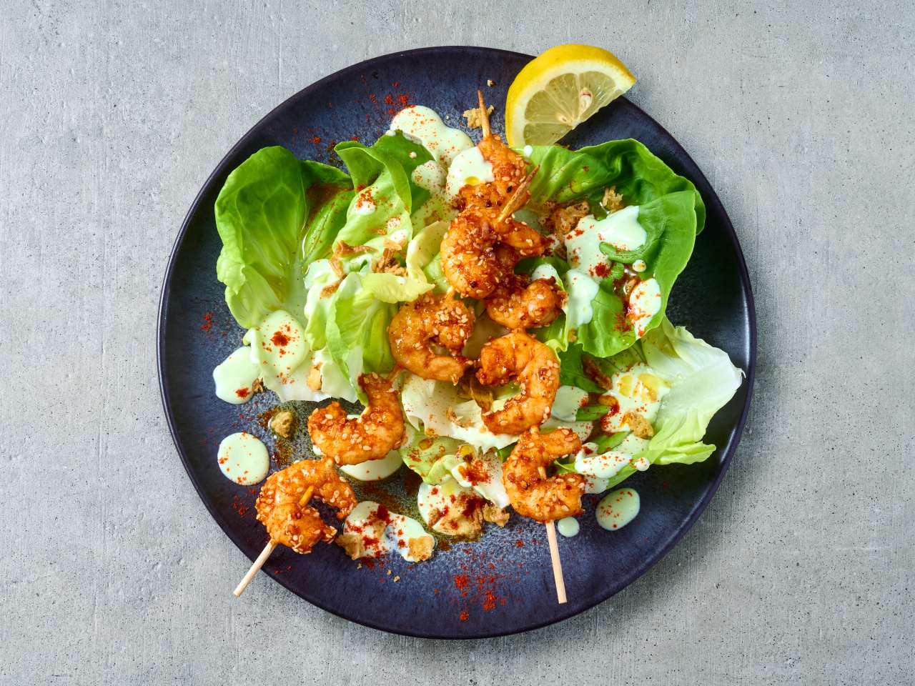 Spicy Sesam-Garnelenspieße auf Blattalat 
