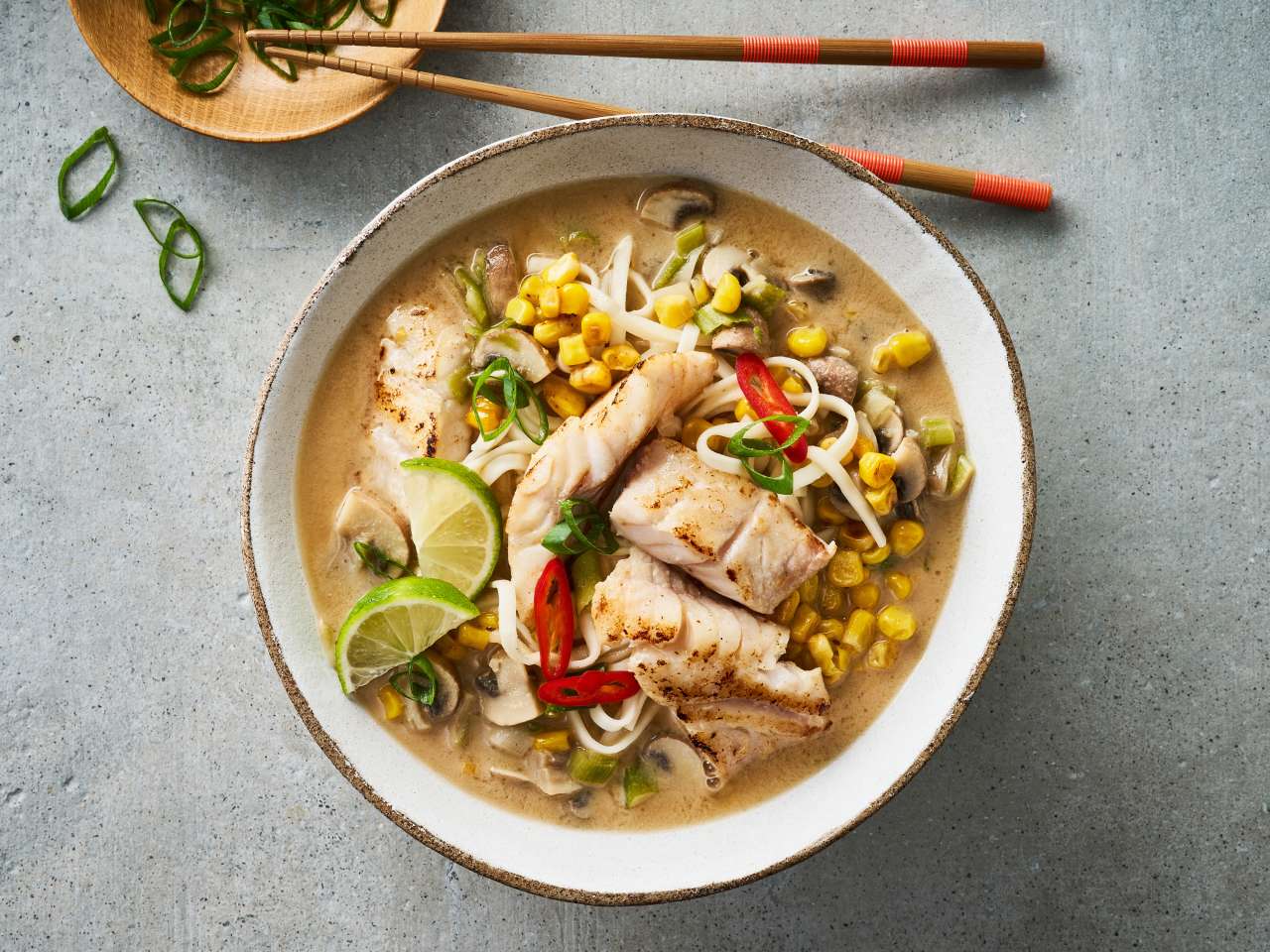 Erdnuss-Ramen mit Rotbarsch
