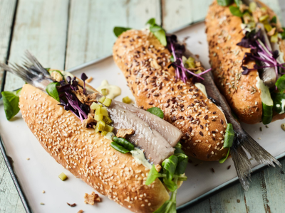 Matjes im Brioche-Hotdog