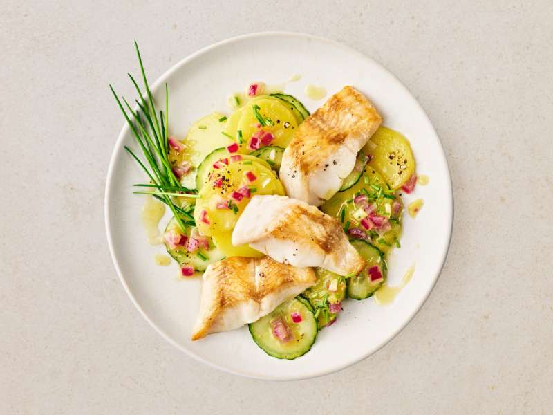 Seehecht auf Kartoffel-Gurkensalat Seehecht auf Kartoffel-Gurkensalat